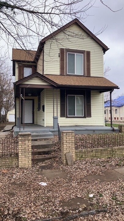 105 S Irwin St in Dayton, OH - Building Photo