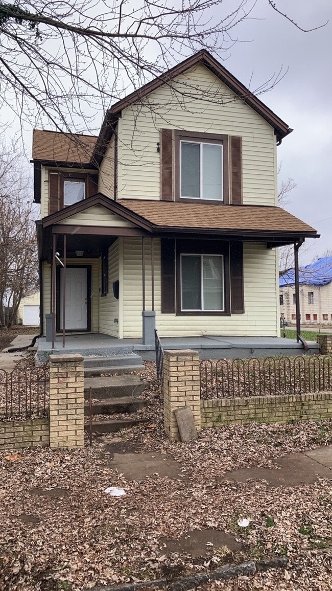 property at 105 S Irwin St