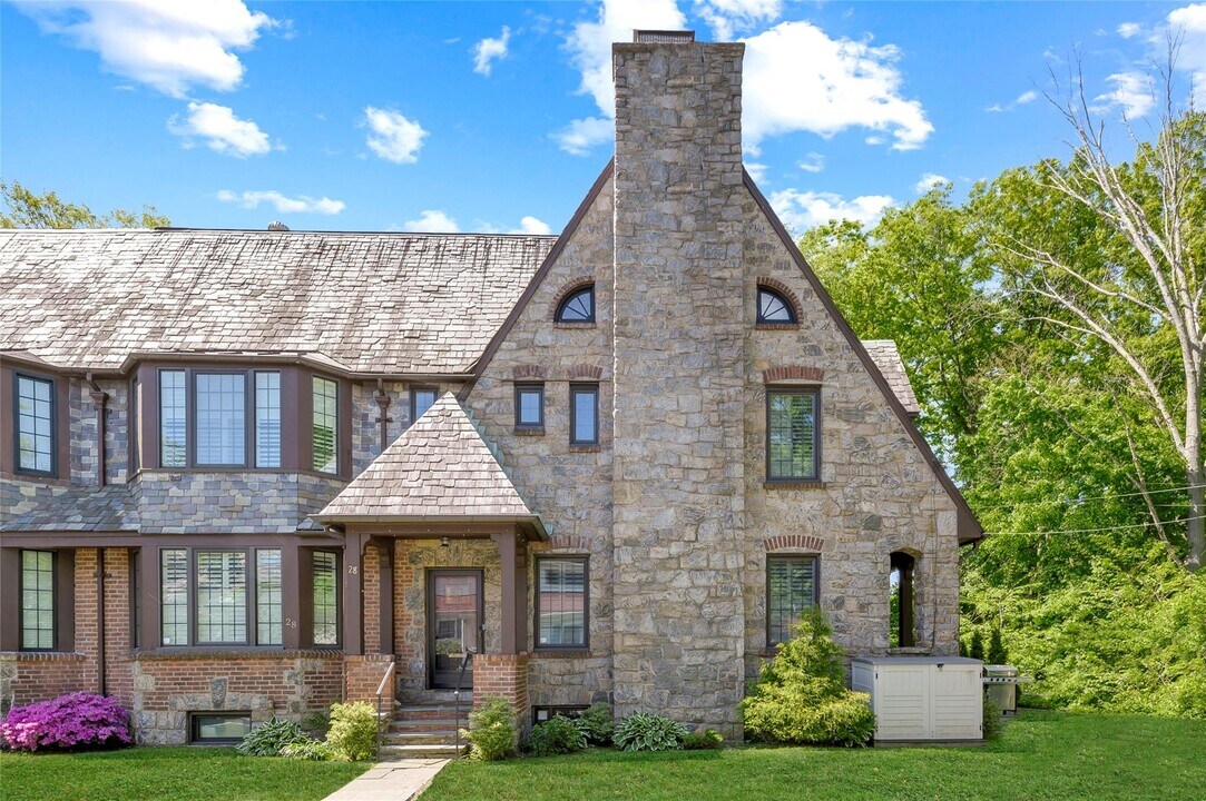 8 Manning Cir in Pelham, NY - Building Photo