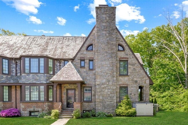 property at 8 Manning Cir