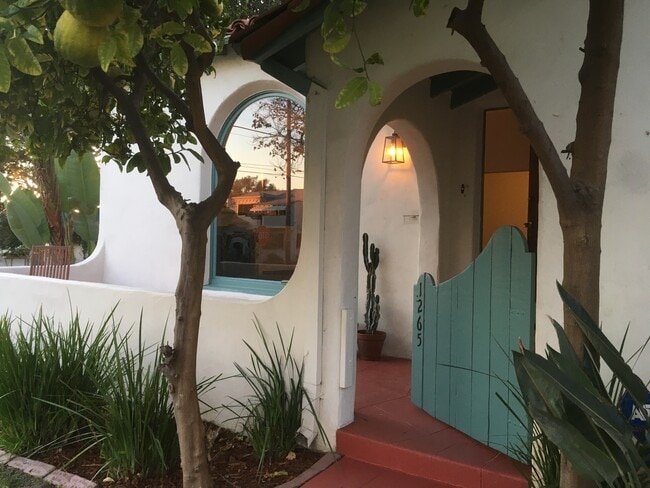 1265 Carmona Ave in Los Angeles, CA - Building Photo - Building Photo