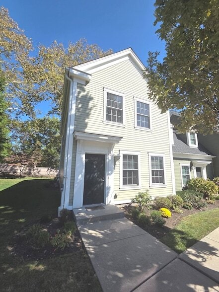 property at 40 Stoneridge Cir