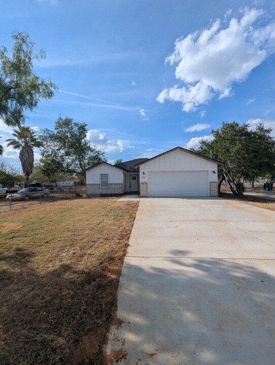 913 Olive St in Jourdanton, TX - Building Photo