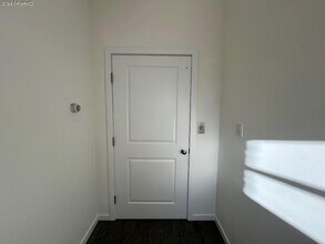 61 Sands Point Rd in Port Washington, NY - Building Photo - Building Photo