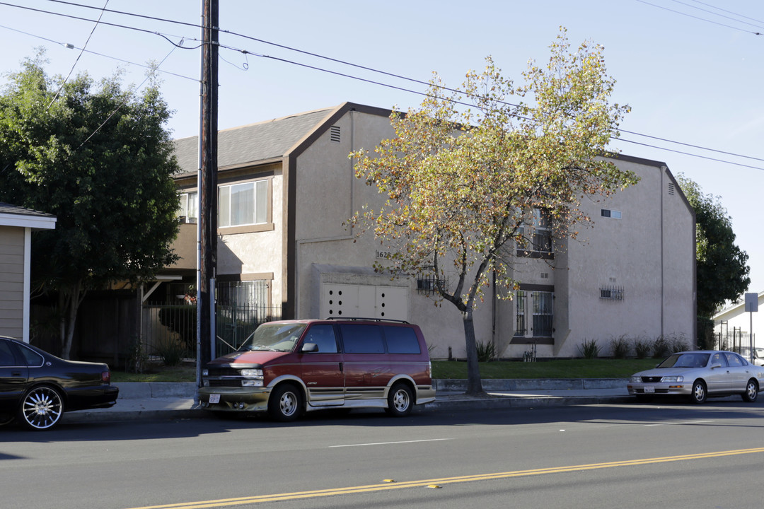 1628 W Civic Center Dr in Santa Ana, CA - Building Photo