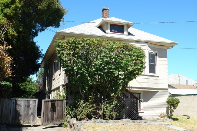 6211-6215 Dover St in Oakland, CA - Foto de edificio - Building Photo