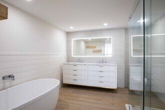 3 Grove Isle Dr in Miami, FL - Building Photo - Building Photo