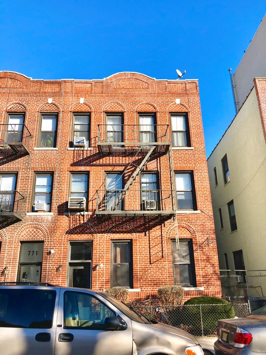 773 E 9th St in Brooklyn, NY - Building Photo