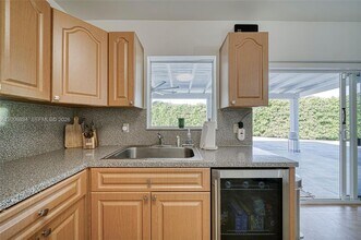 10600 SW 80th Ct in Miami, FL - Foto de edificio - Building Photo
