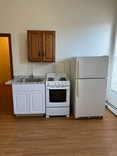 12 Miles St, Unit 3 in Greenfield, MA - Foto de edificio - Building Photo