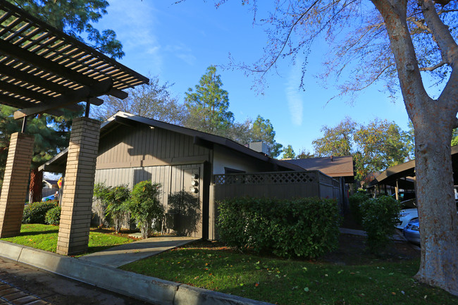 El Rio Gardens in Bakersfield, CA - Foto de edificio - Building Photo