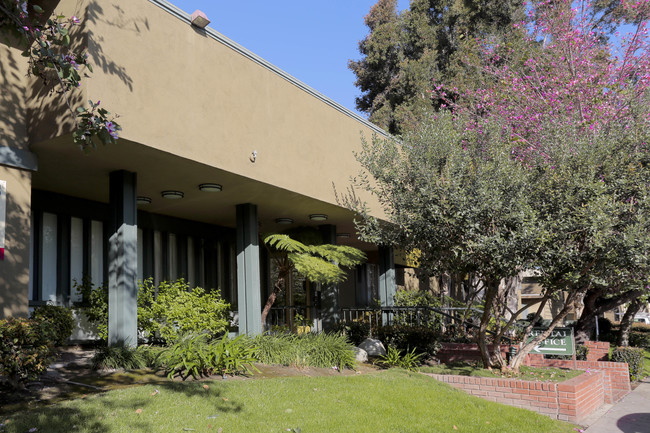 Country Wood Apartments in Lakewood, CA - Building Photo - Building Photo