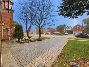 2099 Blacksmith Ln in Oakville, ON - Building Photo - Building Photo