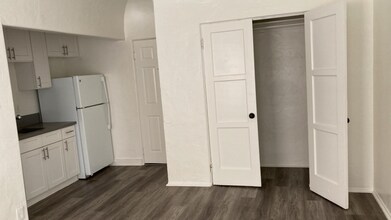 111 S Manhattan Pl-Unit -204 in Los Angeles, CA - Building Photo - Building Photo
