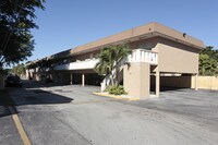 4717 SW 33rd Ave in Fort Lauderdale, FL - Foto de edificio - Building Photo