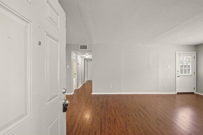 2110 Wilcrest Dr in Houston, TX - Building Photo - Building Photo