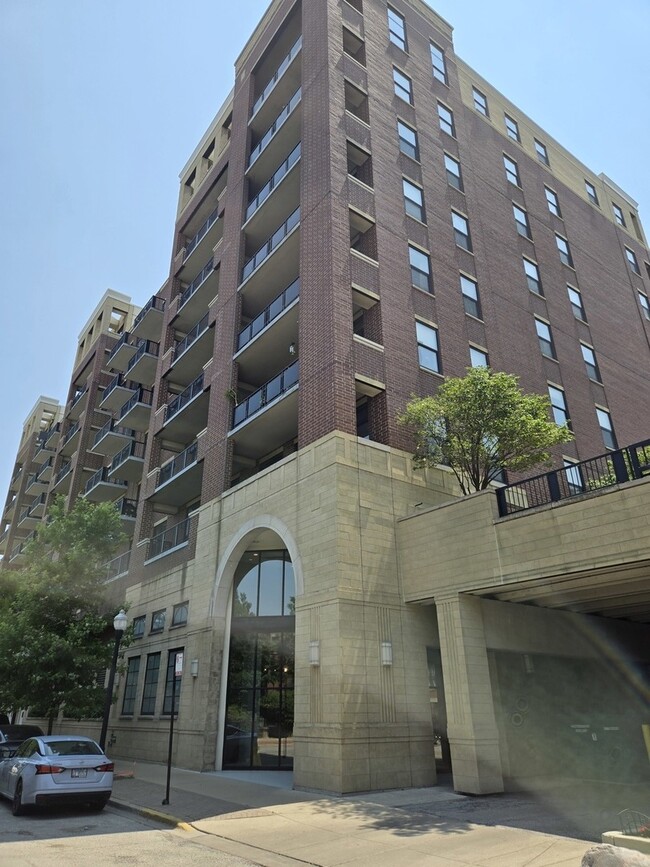 property at 811 W 15th Pl