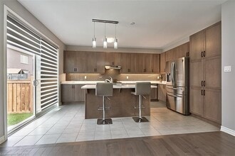 545 Kennedy Cir W in Milton, ON - Building Photo - Building Photo