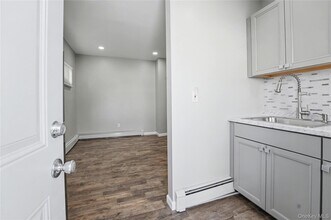 7 S Atlantic St in Bay Shore, NY - Foto de edificio - Building Photo