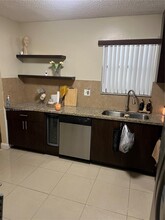 451 Ives Dairy Rd in Miami, FL - Building Photo - Building Photo