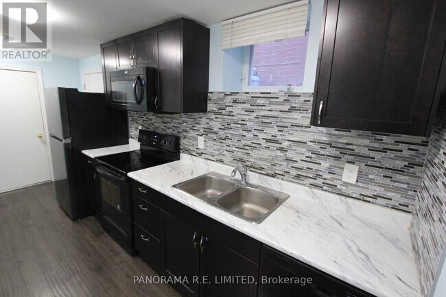 4820 Yorkshire Ave in Mississauga, ON - Building Photo - Building Photo