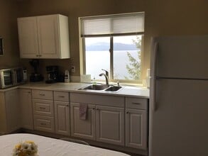 2212 S Silver Beach Rd in Coeur d'Alene, ID - Building Photo - Building Photo