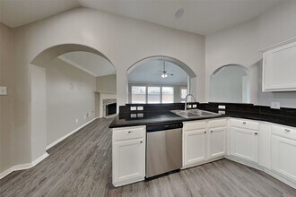 9102 Colony Cove Dr in Spring, TX - Foto de edificio - Building Photo