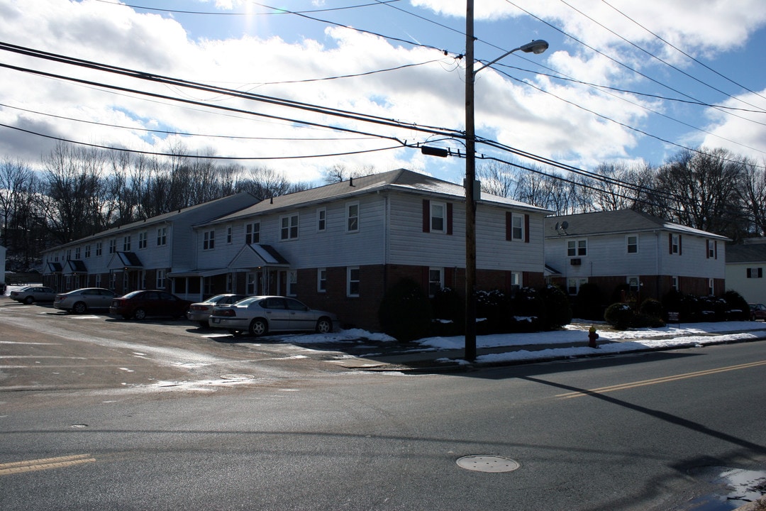 Cedar Ridge Apartments in Chicopee, MA - Building Photo