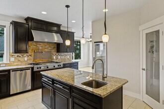 11164 SE 66th Ct in Newcastle, WA - Building Photo - Building Photo