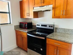 844 NW 3rd Ave-Unit -B in Fort Lauderdale, FL - Foto de edificio - Building Photo