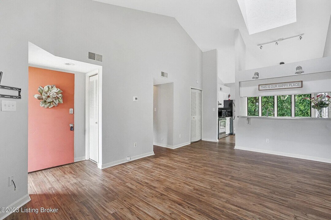 324 Cres Spring Dr in Louisville, KY - Building Photo