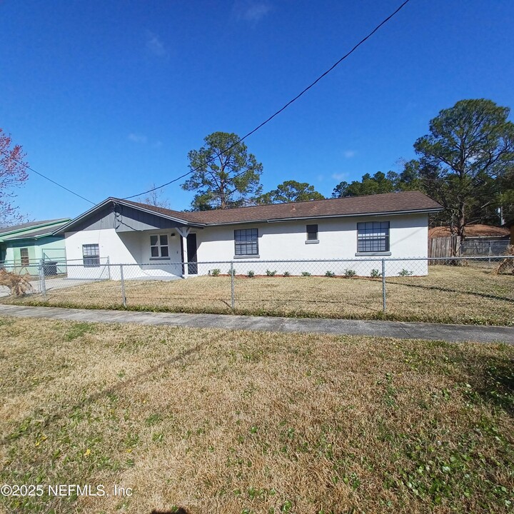 7395 John F Kennedy Dr W in Jacksonville, FL - Building Photo