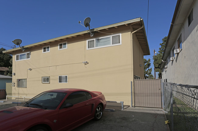 7630 Pickering Ave in Whittier, CA - Foto de edificio - Building Photo