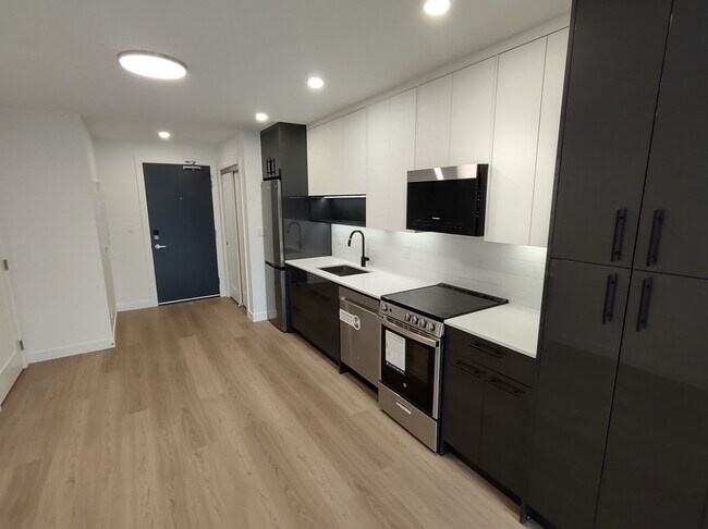 1380 Pridham Ave in Kelowna, BC - Building Photo - Building Photo