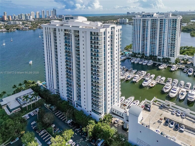 17301 Biscayne Blvd, Unit 902 in Aventura, FL - Building Photo