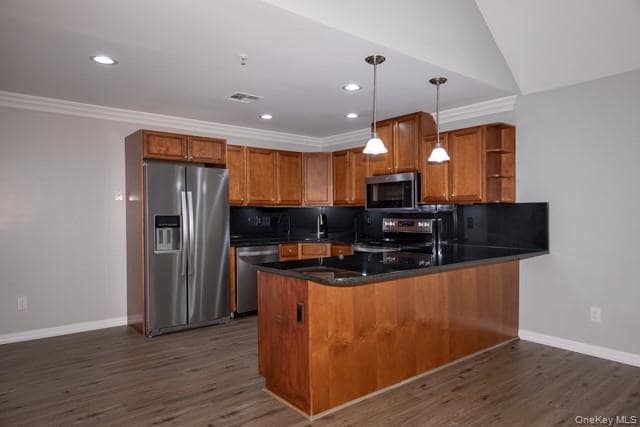 2200 Dolphin Ln in Holbrook, NY - Foto de edificio - Building Photo