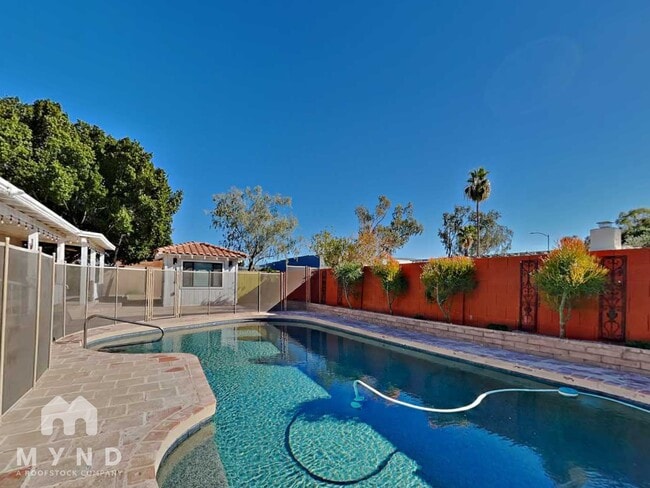 7043 E Hearn Rd in Scottsdale, AZ - Foto de edificio - Building Photo