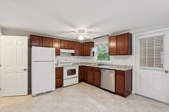 5 Woodvale Ct in Sanford, ME - Building Photo - Building Photo