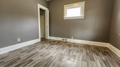 9801 Raymond Ave-Unit -Lower unit in Cleveland, OH - Building Photo - Building Photo