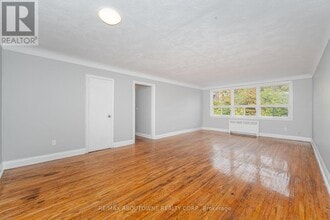 1031 Churchill Ave in Oakville, ON - Building Photo - Building Photo