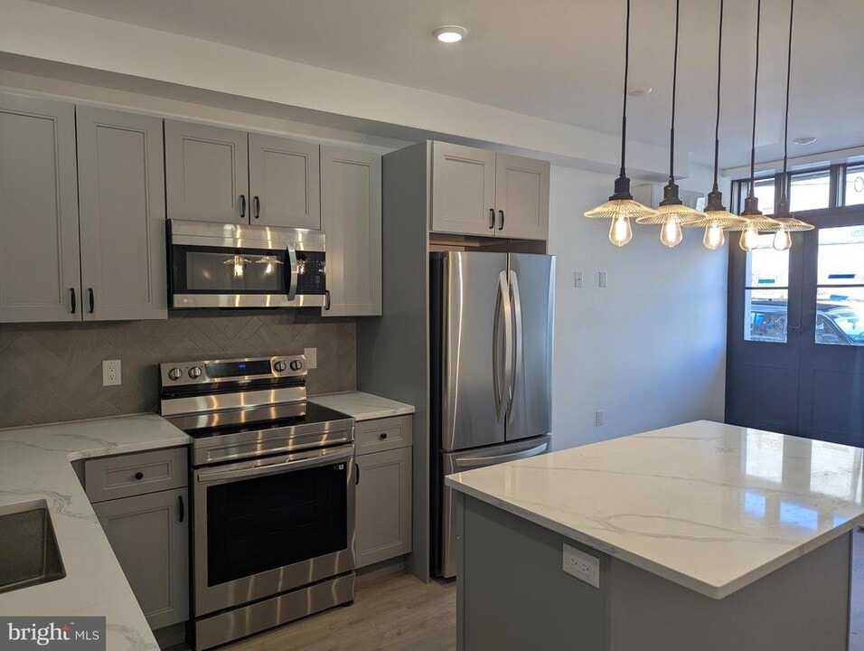 2050 Fairmount Ave in Philadelphia, PA - Building Photo