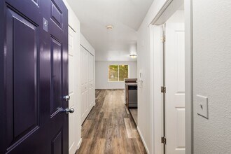 8745 Greenwood Ave N APT 207,, Unit 207 in Seattle, WA - Foto de edificio - Building Photo