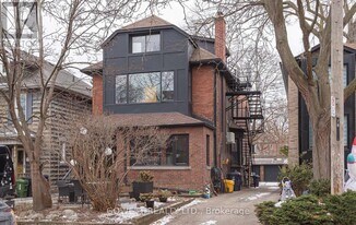 312 Quebec Ave in Toronto, ON - Building Photo