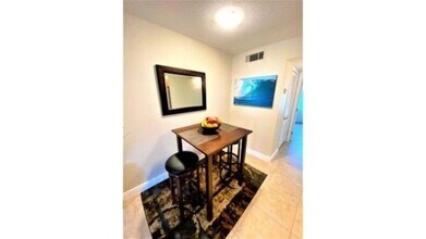 7801 Ridgewood Ave, Unit ModernBeachPad in Cape Canaveral, FL - Foto de edificio - Building Photo