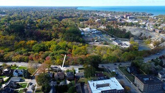 2027 Riverside Dr in Lakewood, OH - Building Photo