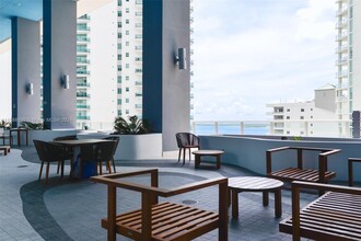 1300 Brickell Bay Dr in Miami, FL - Building Photo - Building Photo