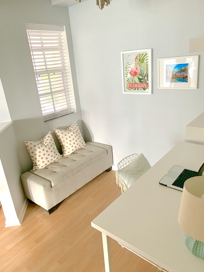 3245 NE 184th St in North Miami Beach, FL - Building Photo - Building Photo