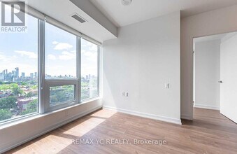 203 College St in Toronto, ON - Building Photo - Building Photo