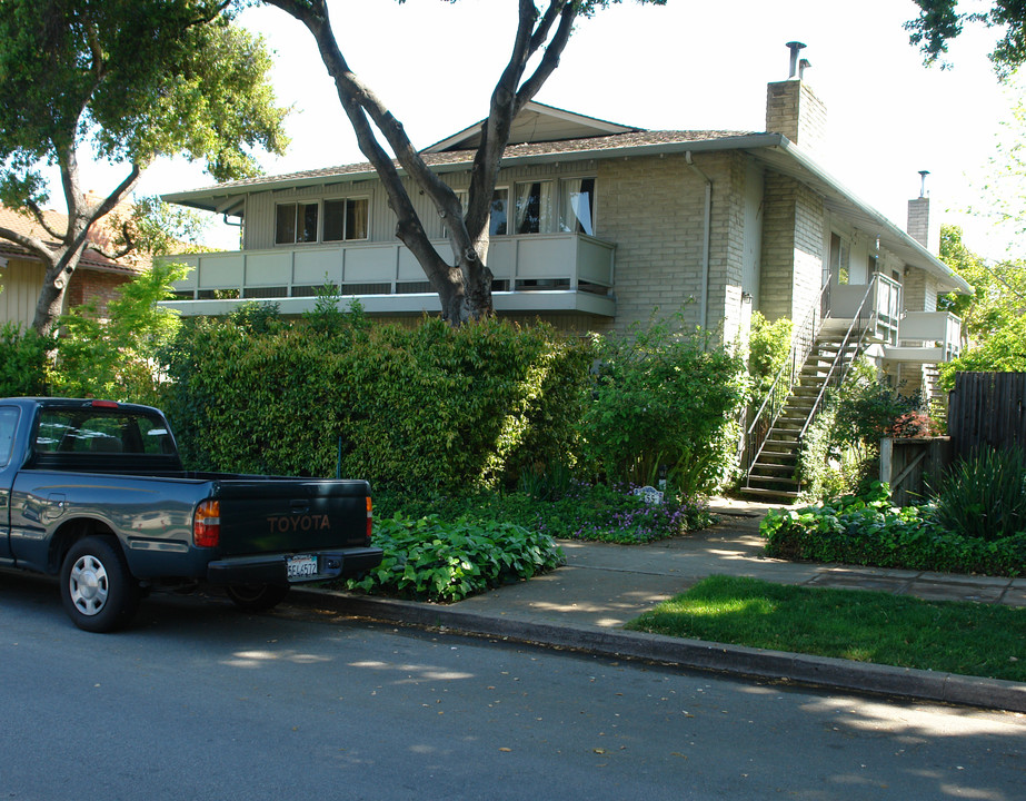 455 Lassen St in Los Altos, CA - Building Photo