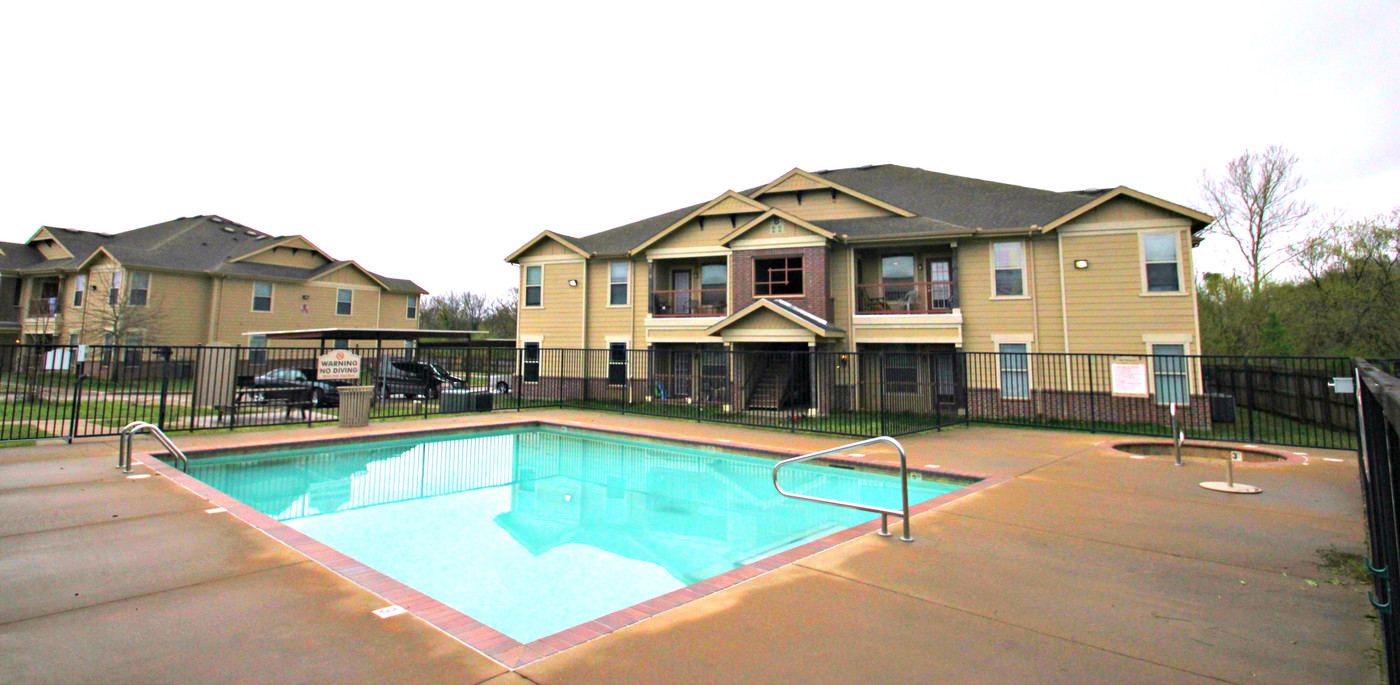 Cascades at Spring Street in Hot Springs, AR - Building Photo